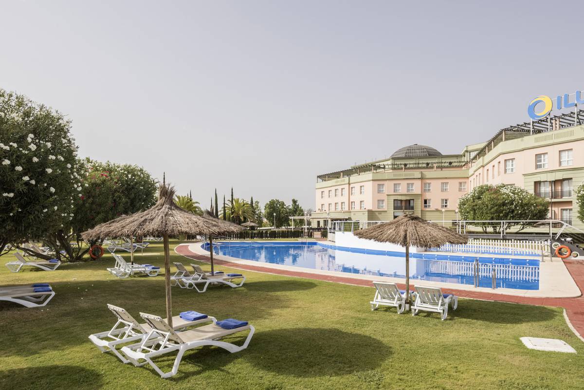 Swimming pool Hotel ILUNION Alcora Sevilla Seville